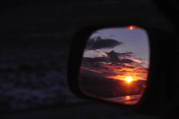 Dirigindo nas estradas do Colorado, nos Estados Unidos, durante o pôr-do-sol